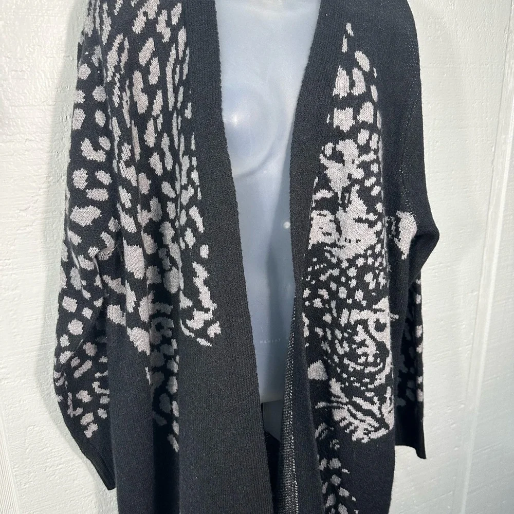 Loralette Cardi Lena Black and Gray Leopard Print Long Sleeve Sweater SZ 18 NWT - Picture 4 of 9